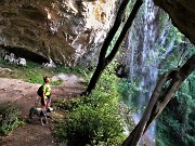 05 Sul piano della 'Grotta dei ladri' con la cascata scrosciante dall'alto